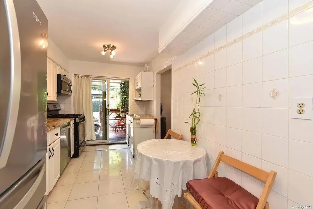 60-02 80th Avenue Glendale NY 11385