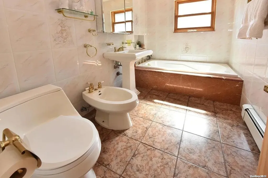 60-02 80th Avenue Glendale NY 11385
