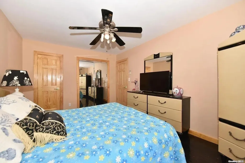 60-02 80th Avenue Glendale NY 11385