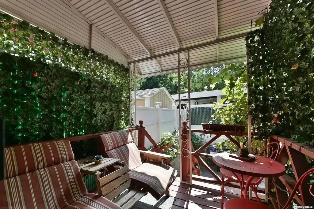 60-02 80th Avenue Glendale NY 11385