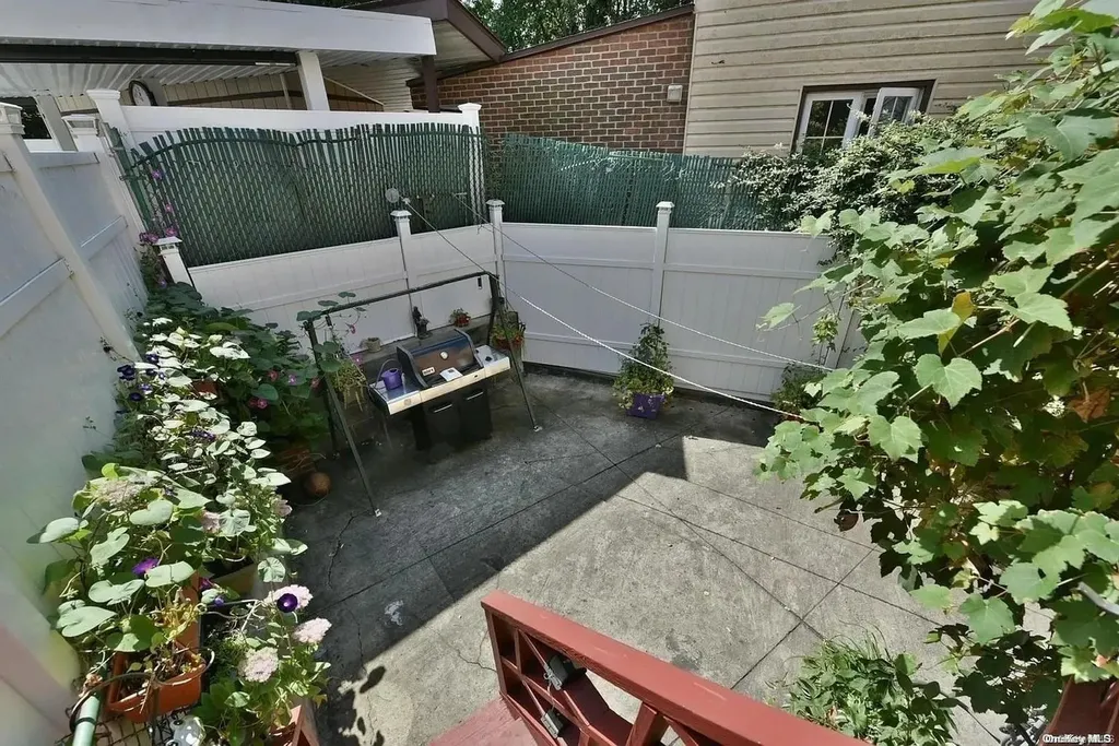 60-02 80th Avenue Glendale NY 11385