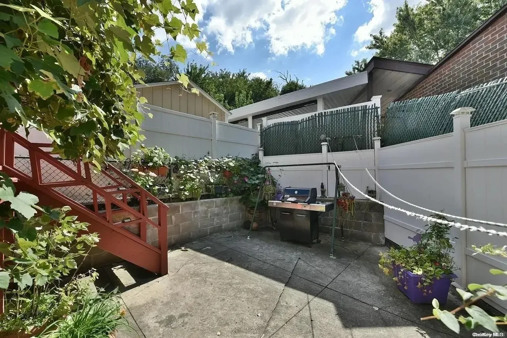60-02 80th Avenue Glendale NY 11385