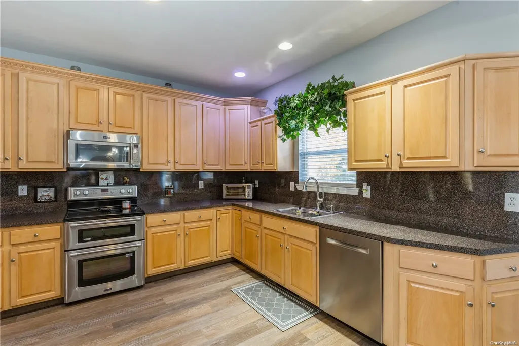 34 Daisy Place Selden NY 11784