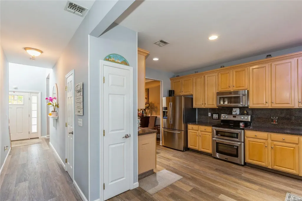 34 Daisy Place Selden NY 11784
