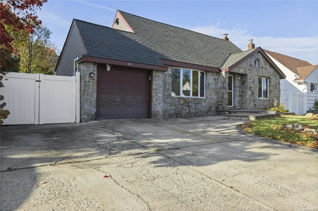 85 Briarcliff Road Westbury NY 11590