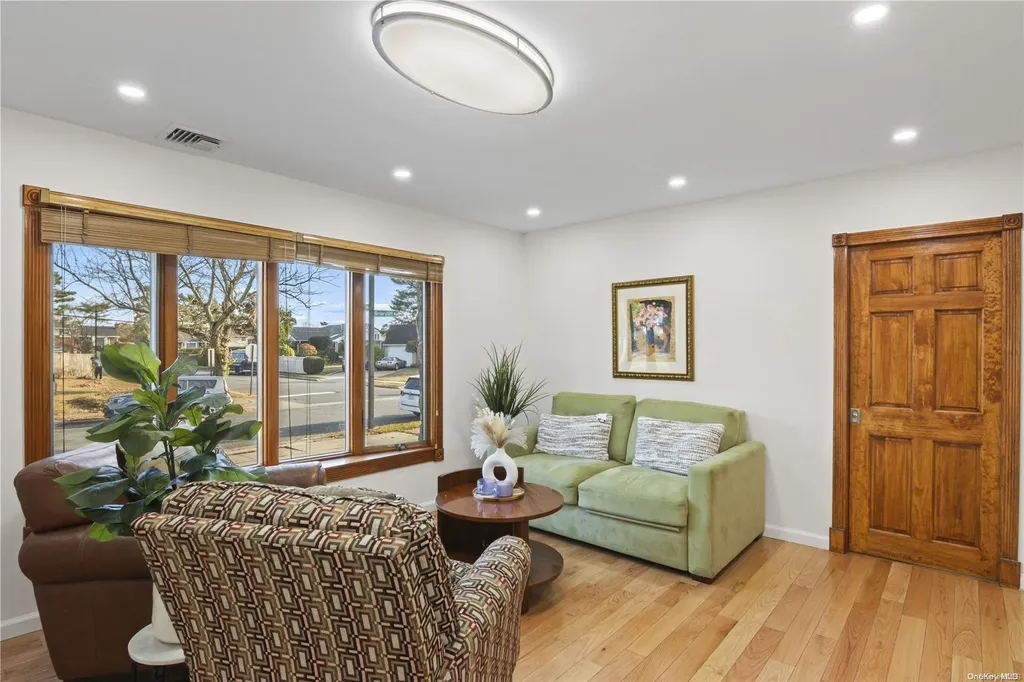 85 Briarcliff Road Westbury NY 11590