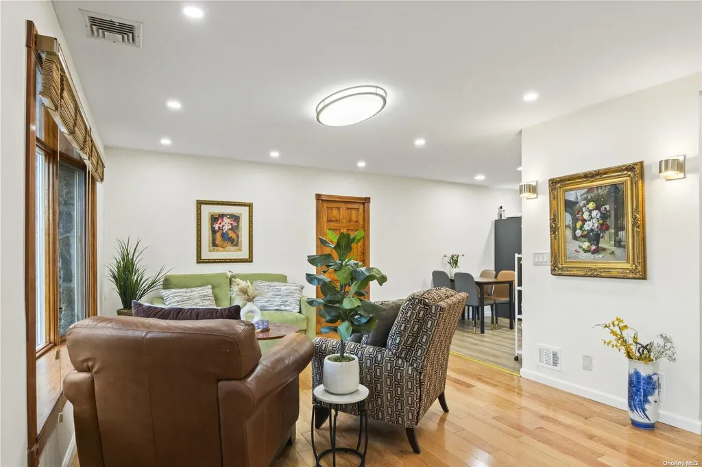 85 Briarcliff Road Westbury NY 11590