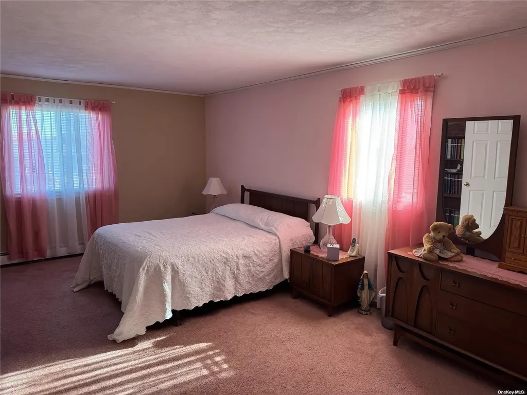 219 Riviera Parkway Lindenhurst NY 11757