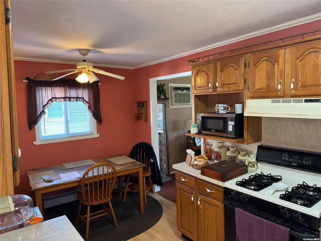 219 Riviera Parkway Lindenhurst NY 11757