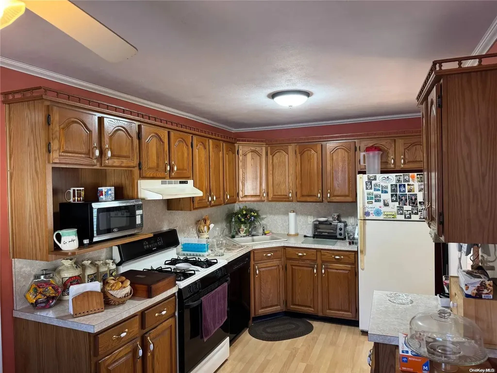 219 Riviera Parkway Lindenhurst NY 11757