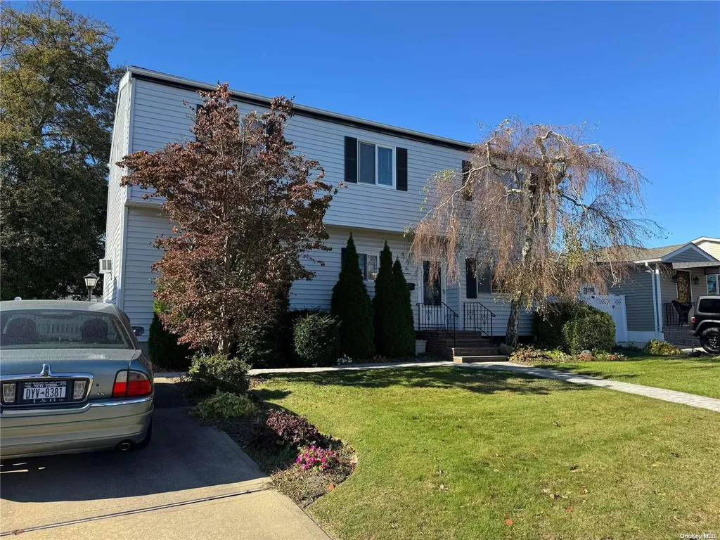 219 Riviera Parkway Lindenhurst NY 11757