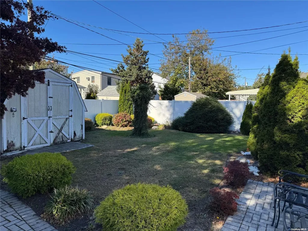 219 Riviera Parkway Lindenhurst NY 11757