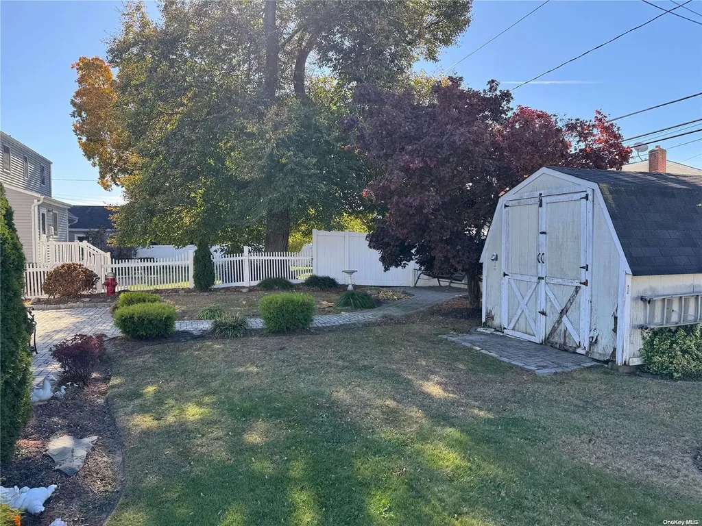 219 Riviera Parkway Lindenhurst NY 11757