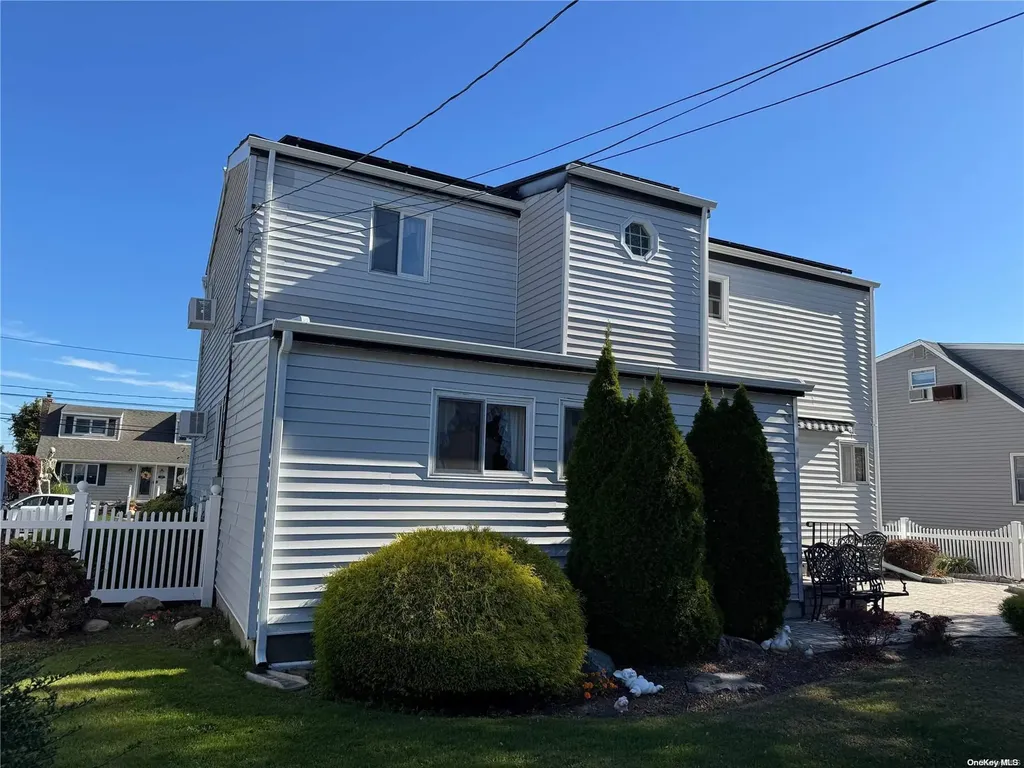 219 Riviera Parkway Lindenhurst NY 11757
