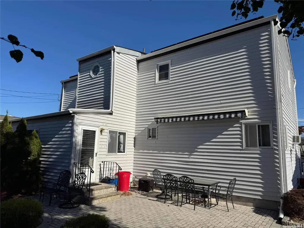 219 Riviera Parkway Lindenhurst NY 11757