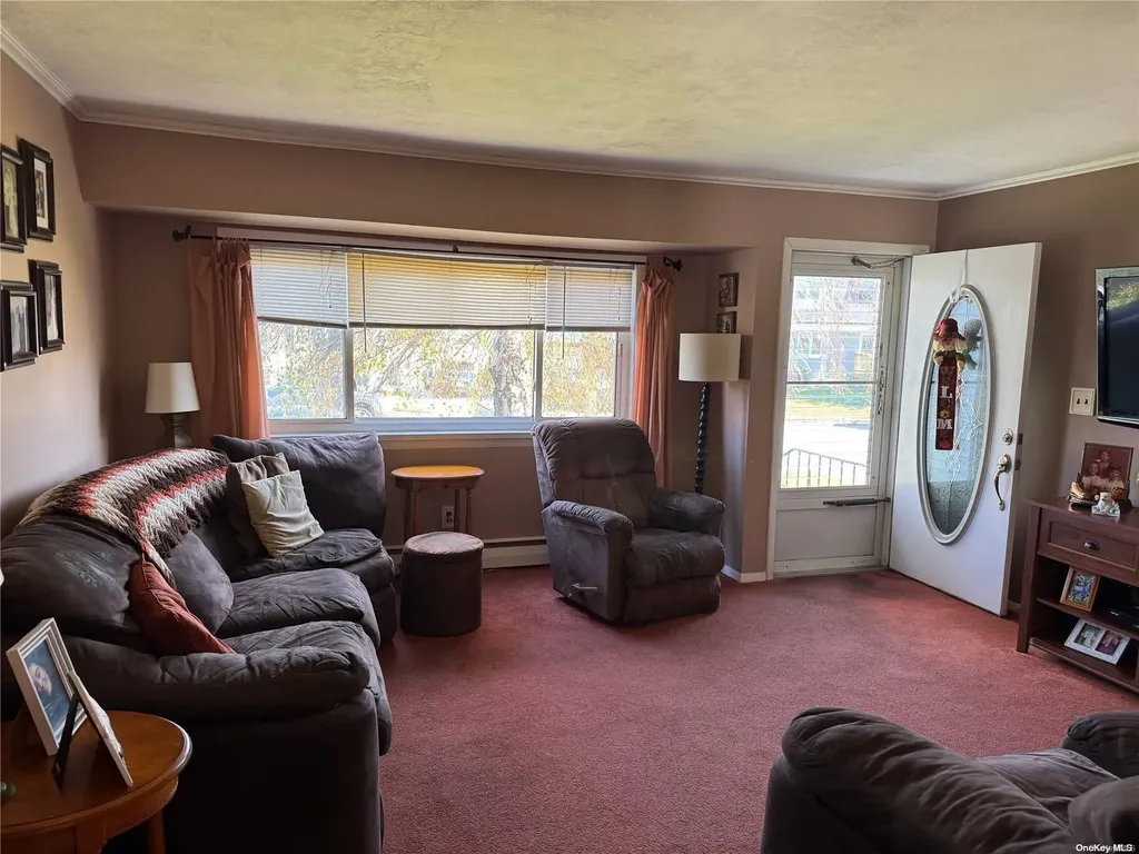 219 Riviera Parkway Lindenhurst NY 11757