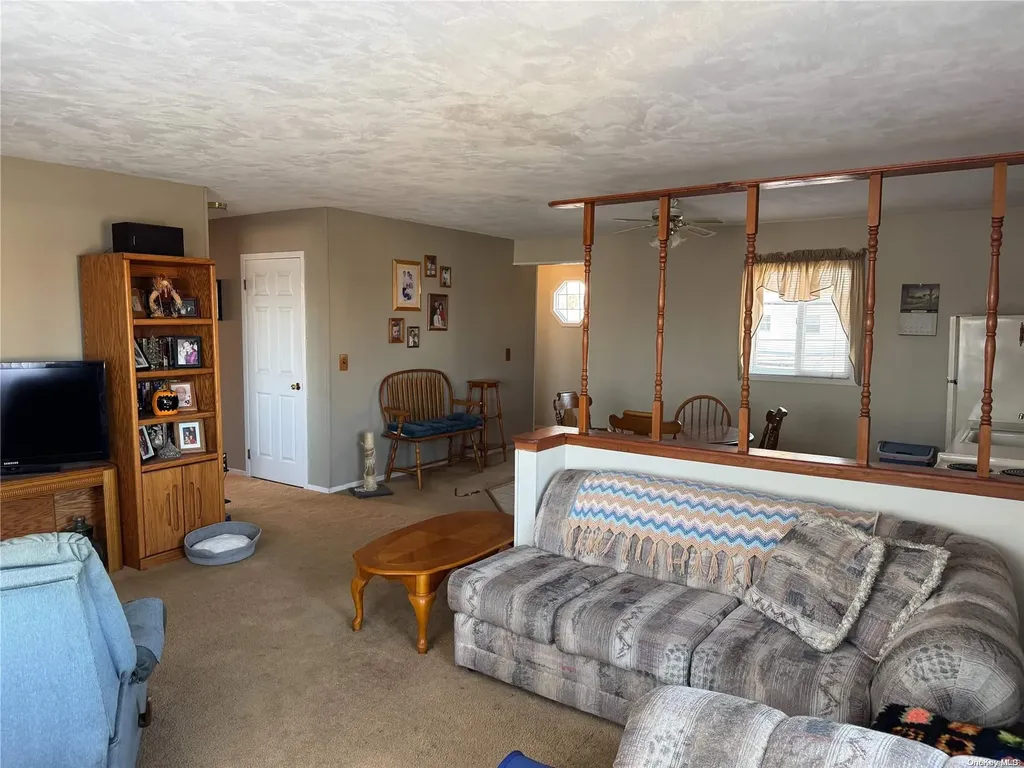 219 Riviera Parkway Lindenhurst NY 11757