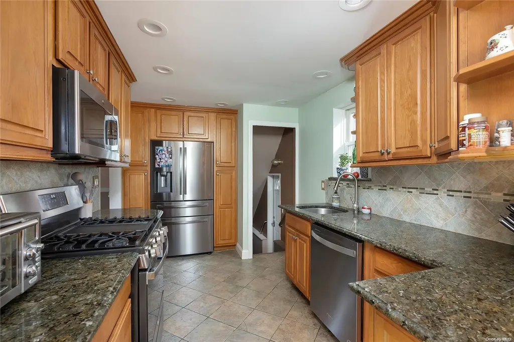 16 Madison Street Lynbrook NY 11563