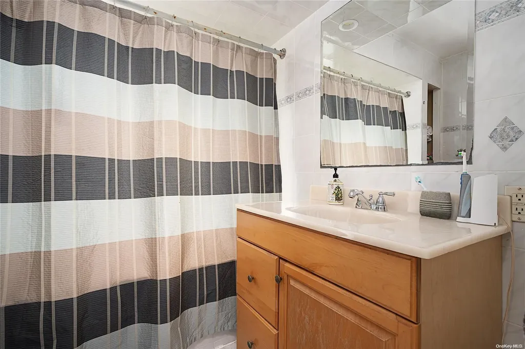 16 Madison Street Lynbrook NY 11563