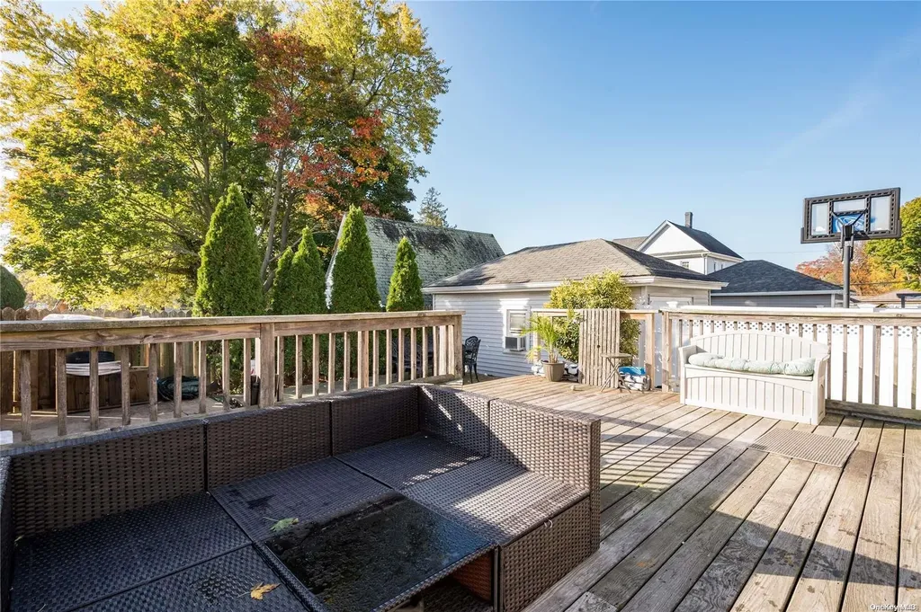 16 Madison Street Lynbrook NY 11563