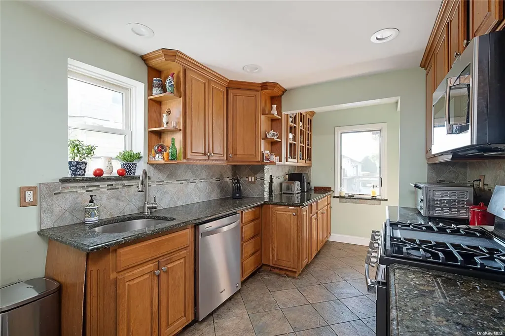 16 Madison Street Lynbrook NY 11563