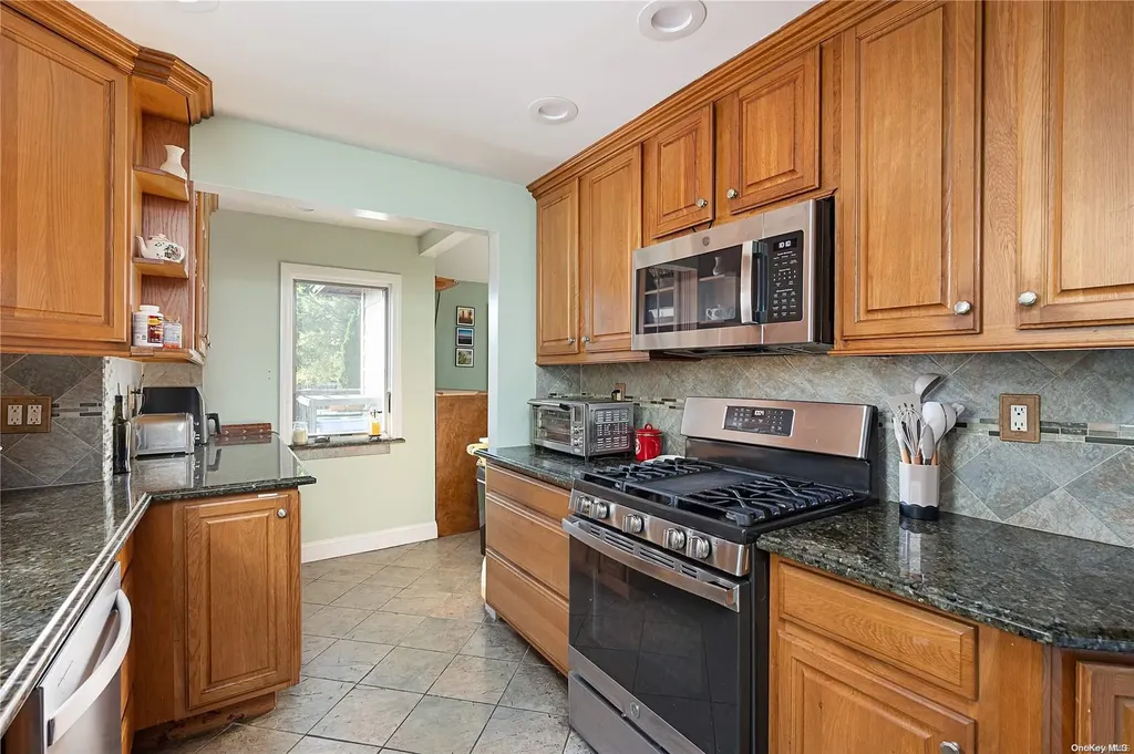 16 Madison Street Lynbrook NY 11563