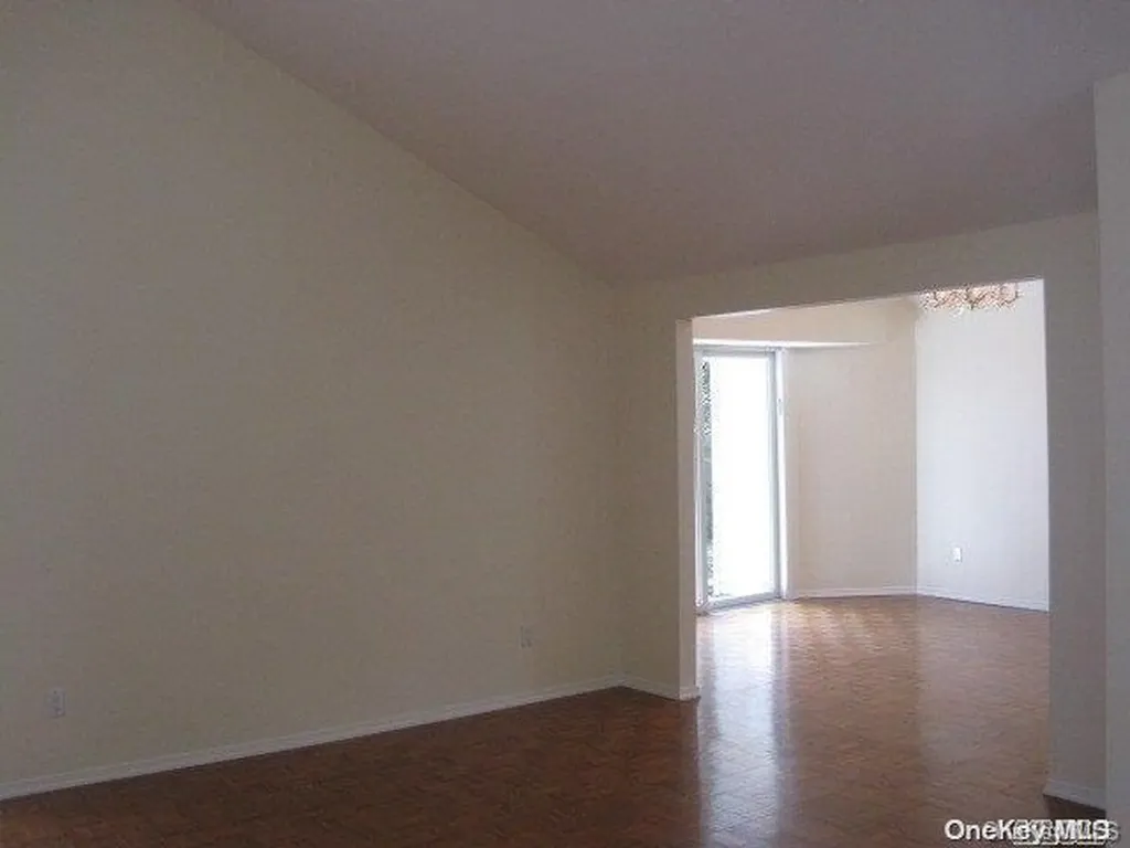 26 Ridge Drive E Roslyn NY 11576