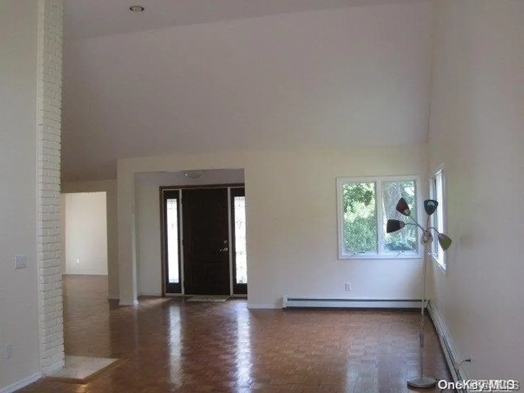 26 Ridge Drive E Roslyn NY 11576