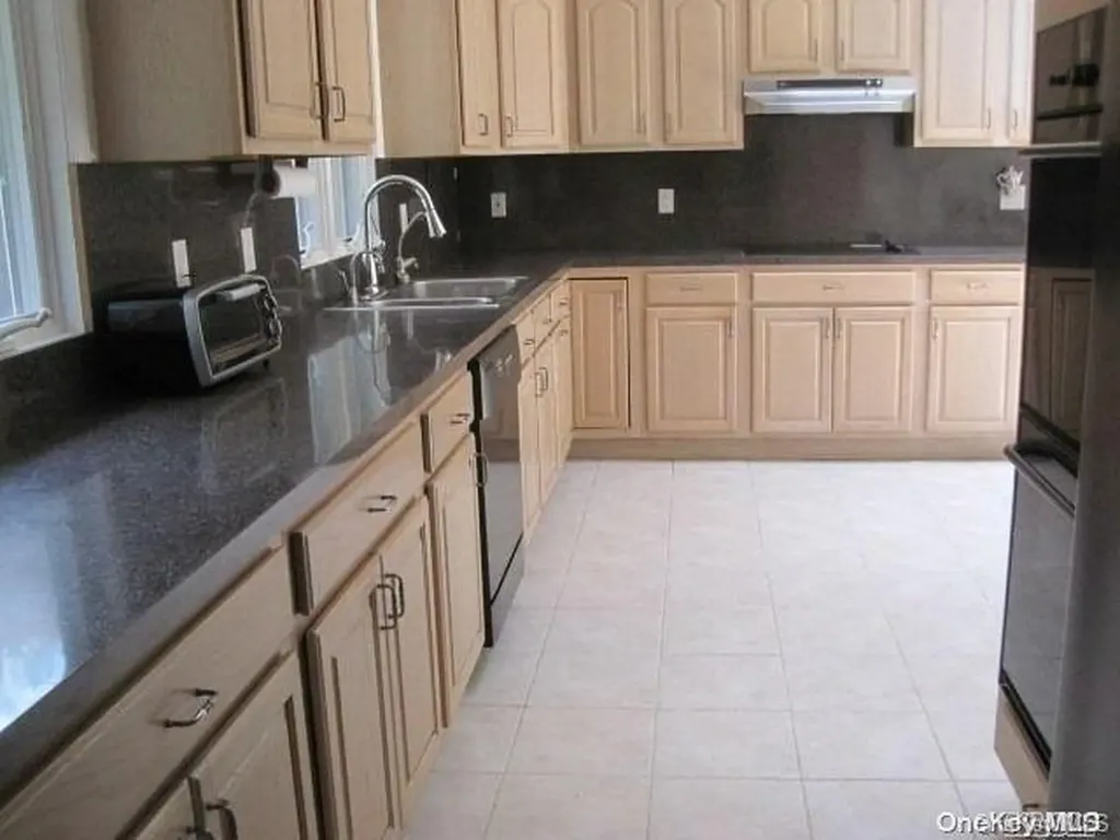 26 Ridge Drive E Roslyn NY 11576