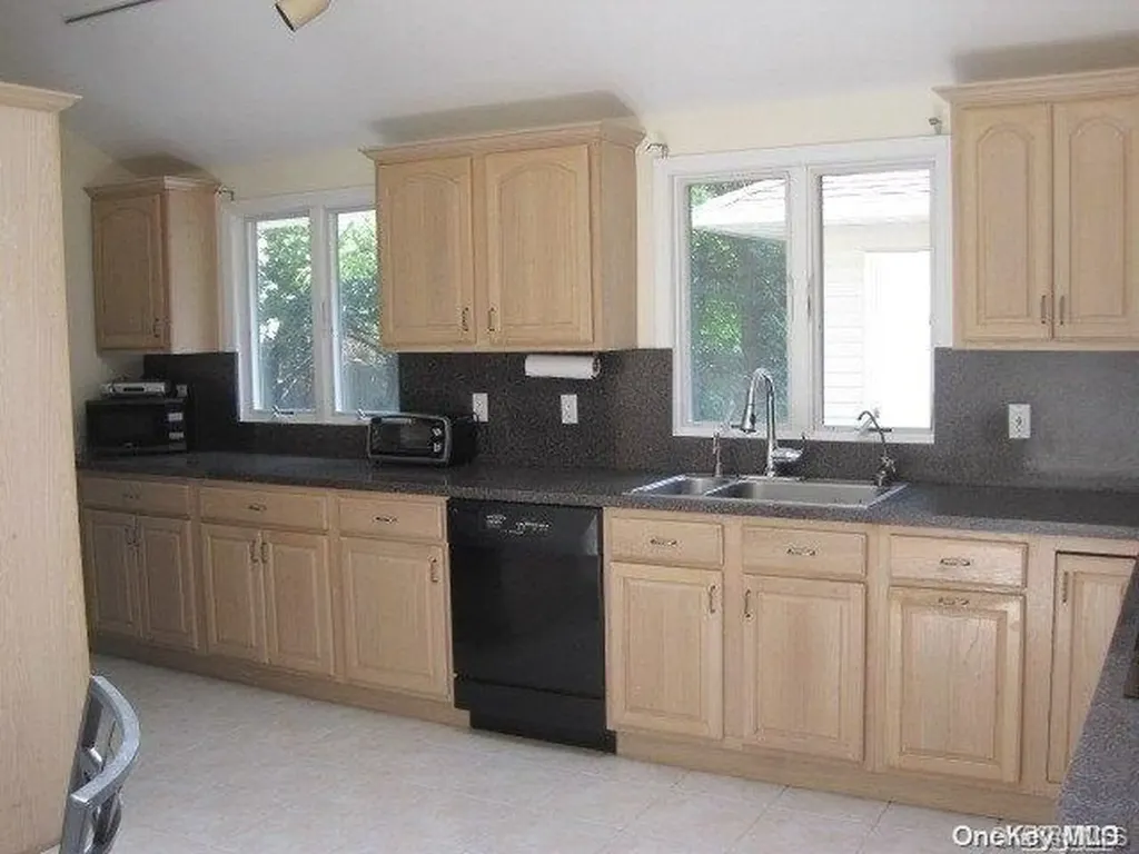 26 Ridge Drive E Roslyn NY 11576