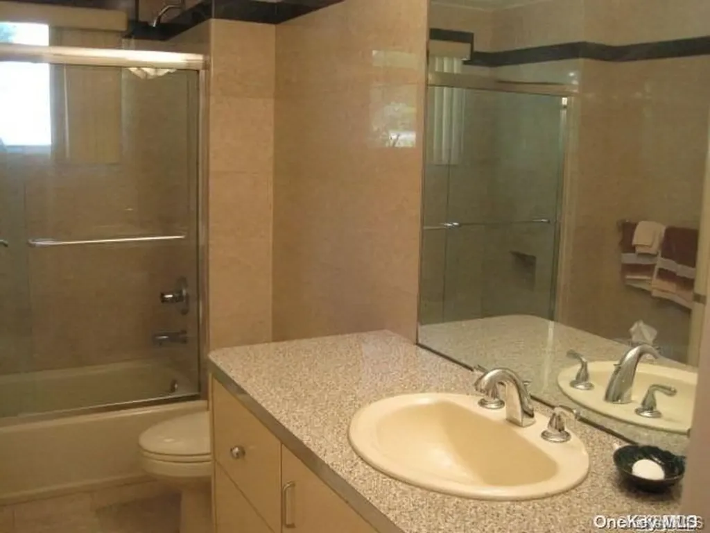 26 Ridge Drive E Roslyn NY 11576