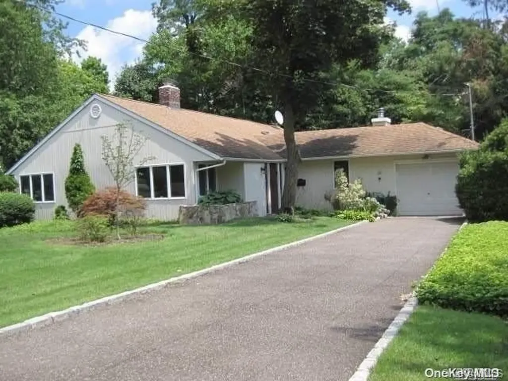 26 Ridge Drive E Roslyn NY 11576