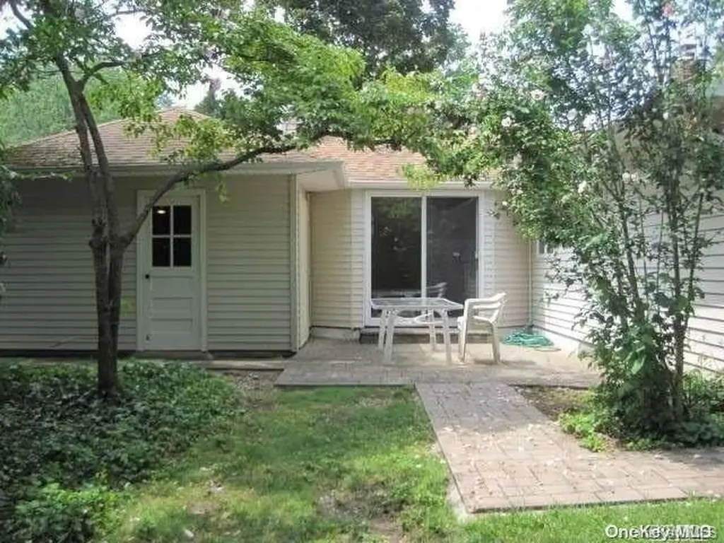26 Ridge Drive E Roslyn NY 11576