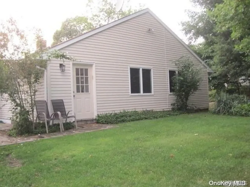 26 Ridge Drive E Roslyn NY 11576