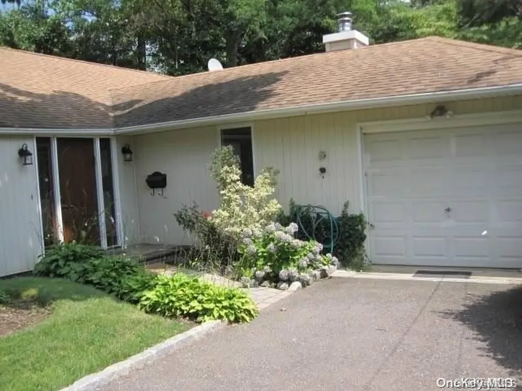 26 Ridge Drive E Roslyn NY 11576