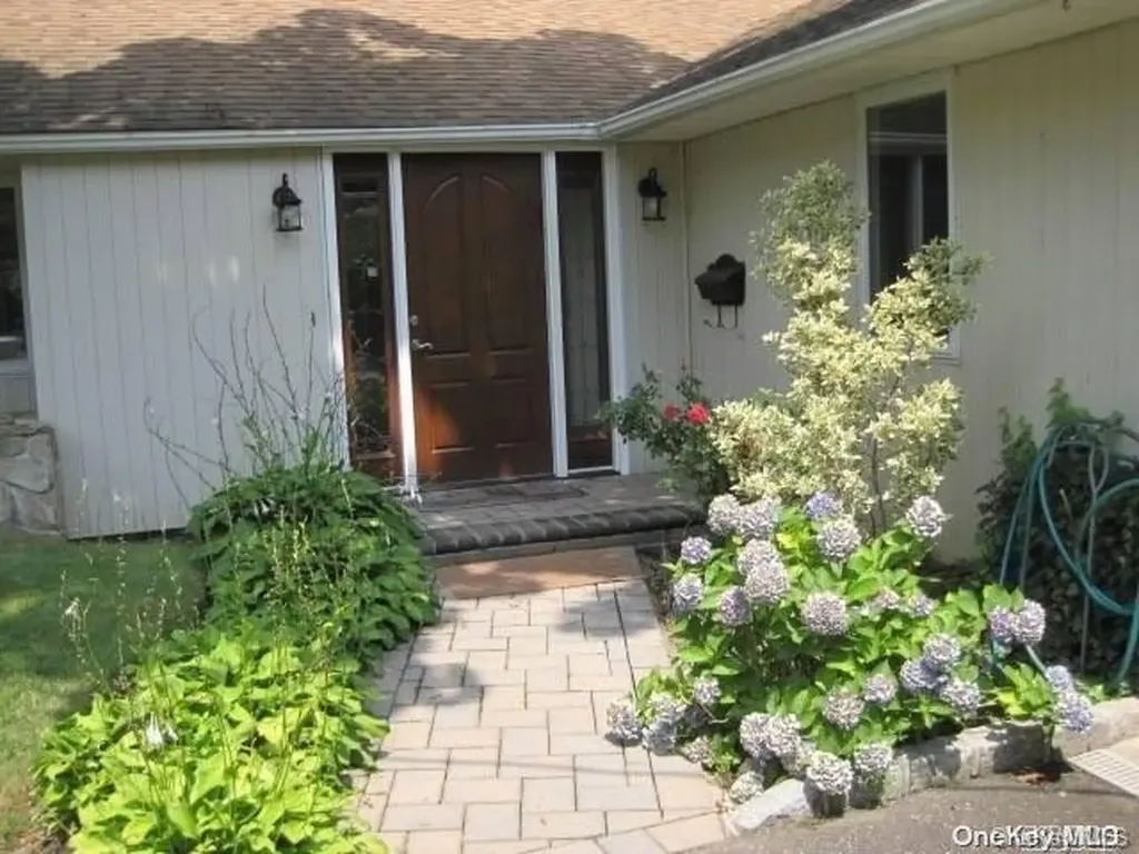 26 Ridge Drive E Roslyn NY 11576