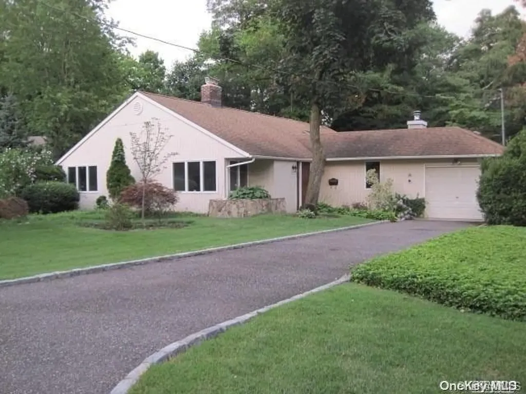 26 Ridge Drive E Roslyn NY 11576