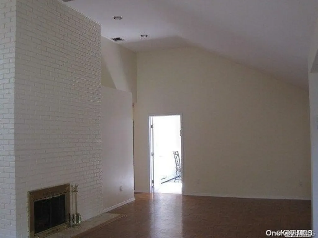 26 Ridge Drive E Roslyn NY 11576