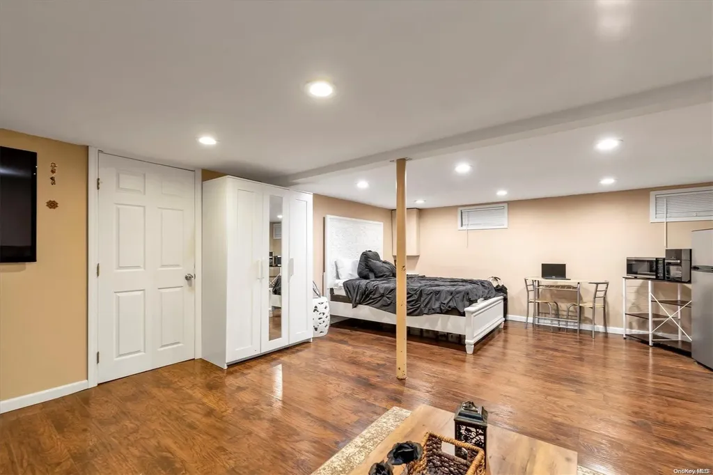 115 Haypath Road Plainview NY 11803