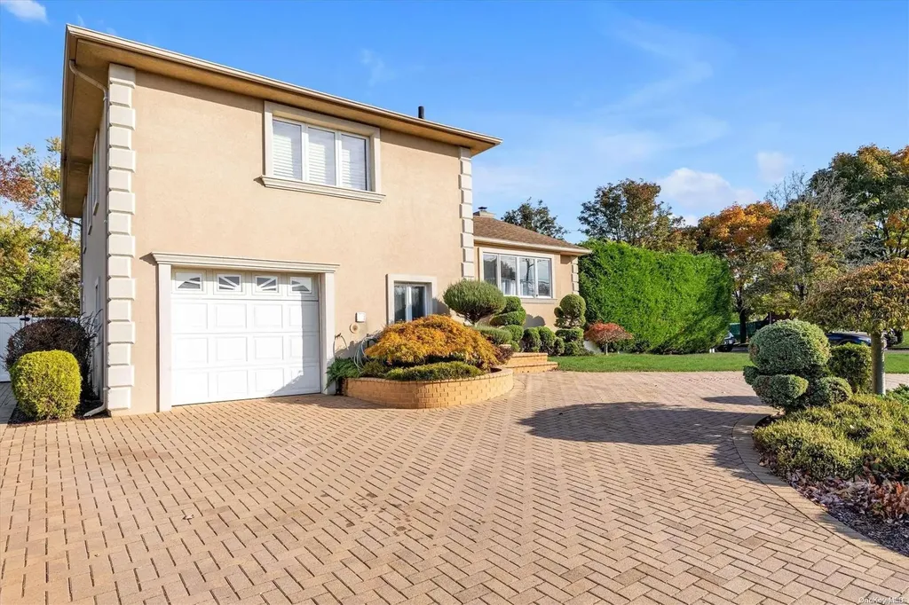 115 Haypath Road Plainview NY 11803