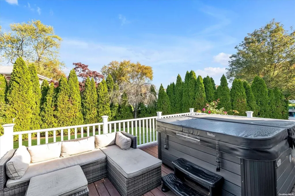 115 Haypath Road Plainview NY 11803
