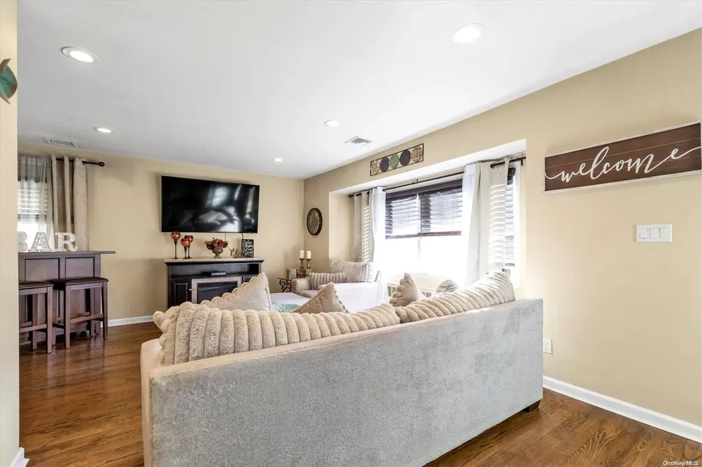 115 Haypath Road Plainview NY 11803