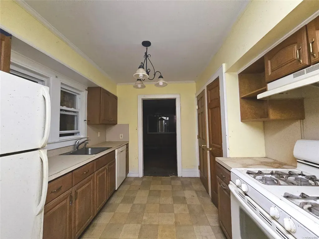 159 35th Street Lindenhurst NY 11757