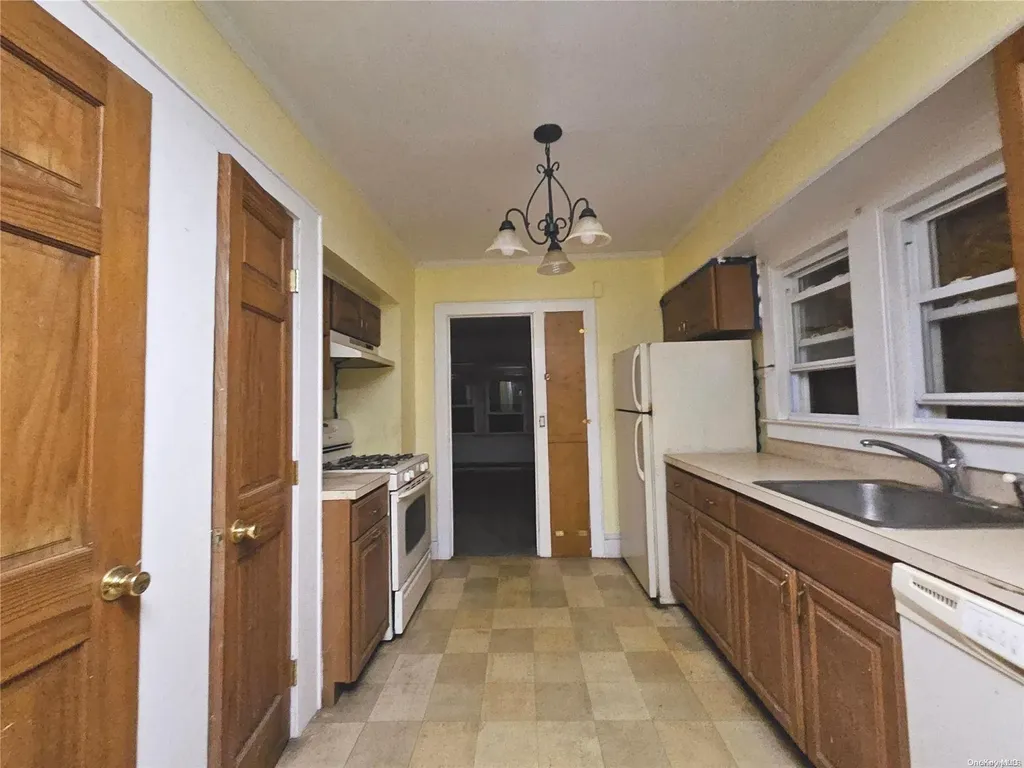 159 35th Street Lindenhurst NY 11757