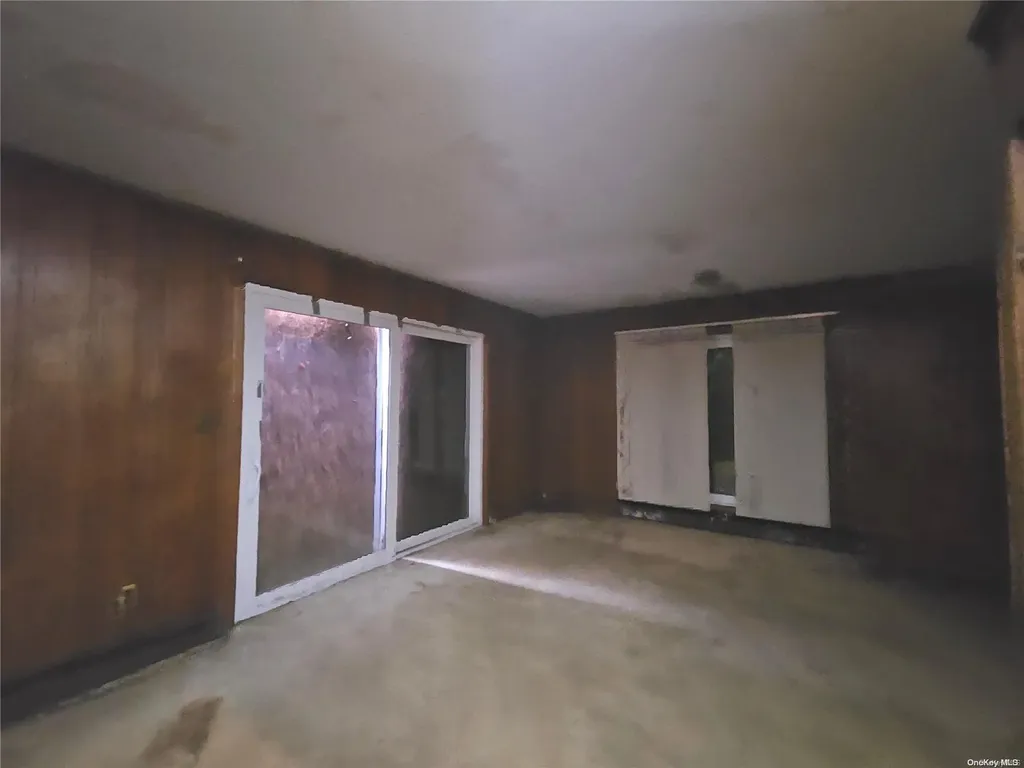 159 35th Street Lindenhurst NY 11757