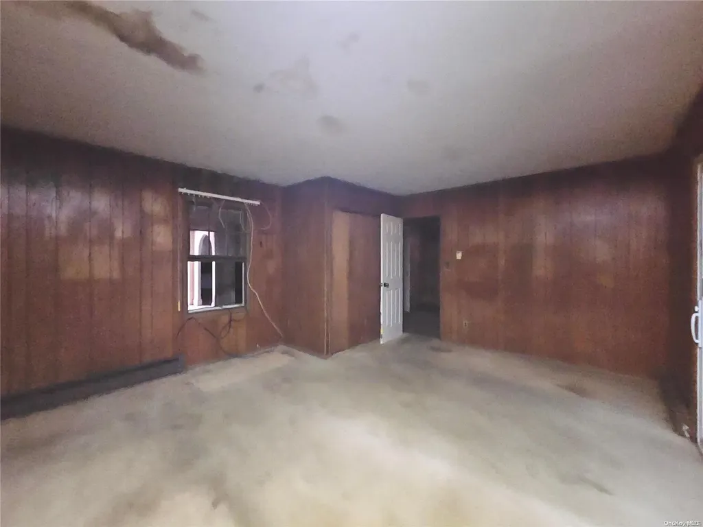 159 35th Street Lindenhurst NY 11757