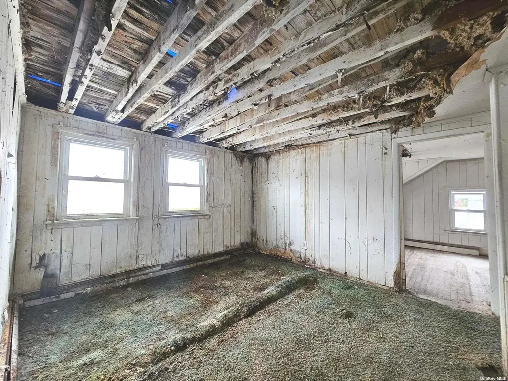 159 35th Street Lindenhurst NY 11757