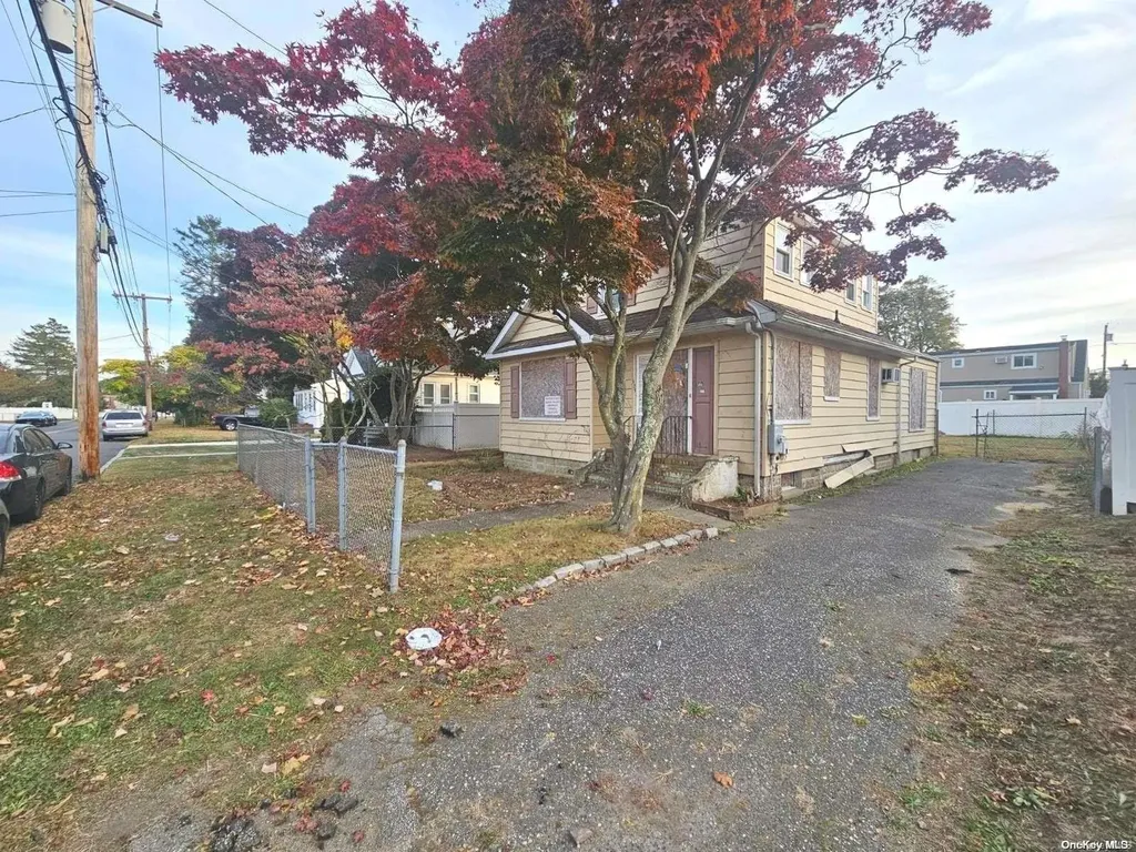 159 35th Street Lindenhurst NY 11757