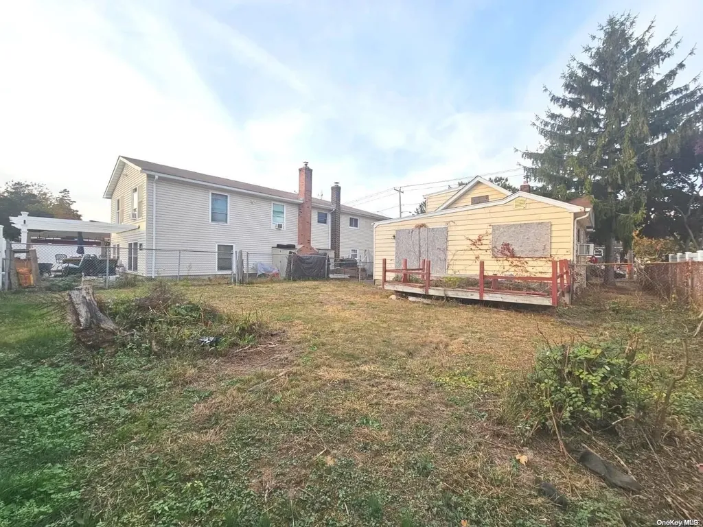 159 35th Street Lindenhurst NY 11757