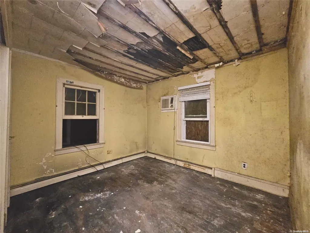 159 35th Street Lindenhurst NY 11757